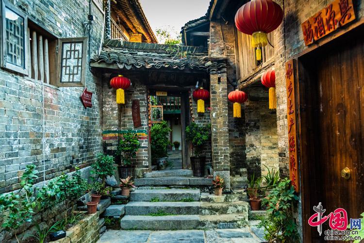 宋慧乔机场生图惊艳网友,42岁状态如少女,长红27年的秘诀揭秘